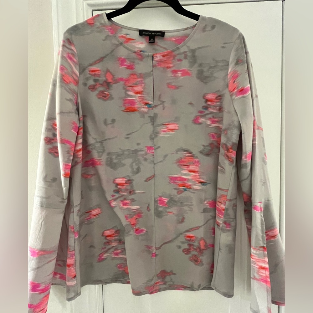 Women’s Banana Republic blouse size Medium.